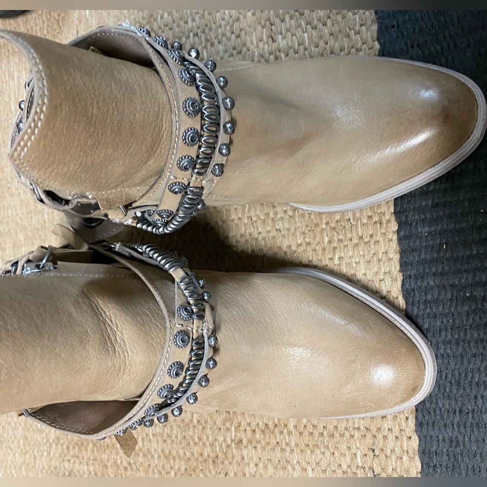 Dolce Vita leather ankle boots size 6.5, like new with tags.
